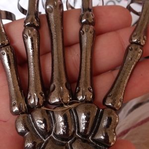 skeleton hand acsessorie